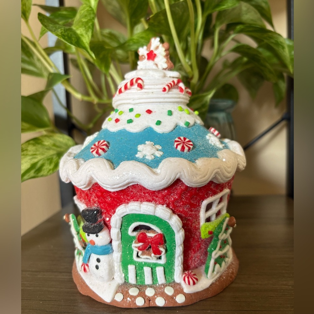 Valerie Parr Hill Snowman Gingerbread Cupcake House